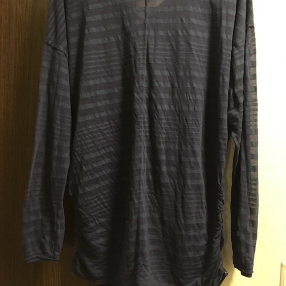 Split V-neck - Picture 2 of 4